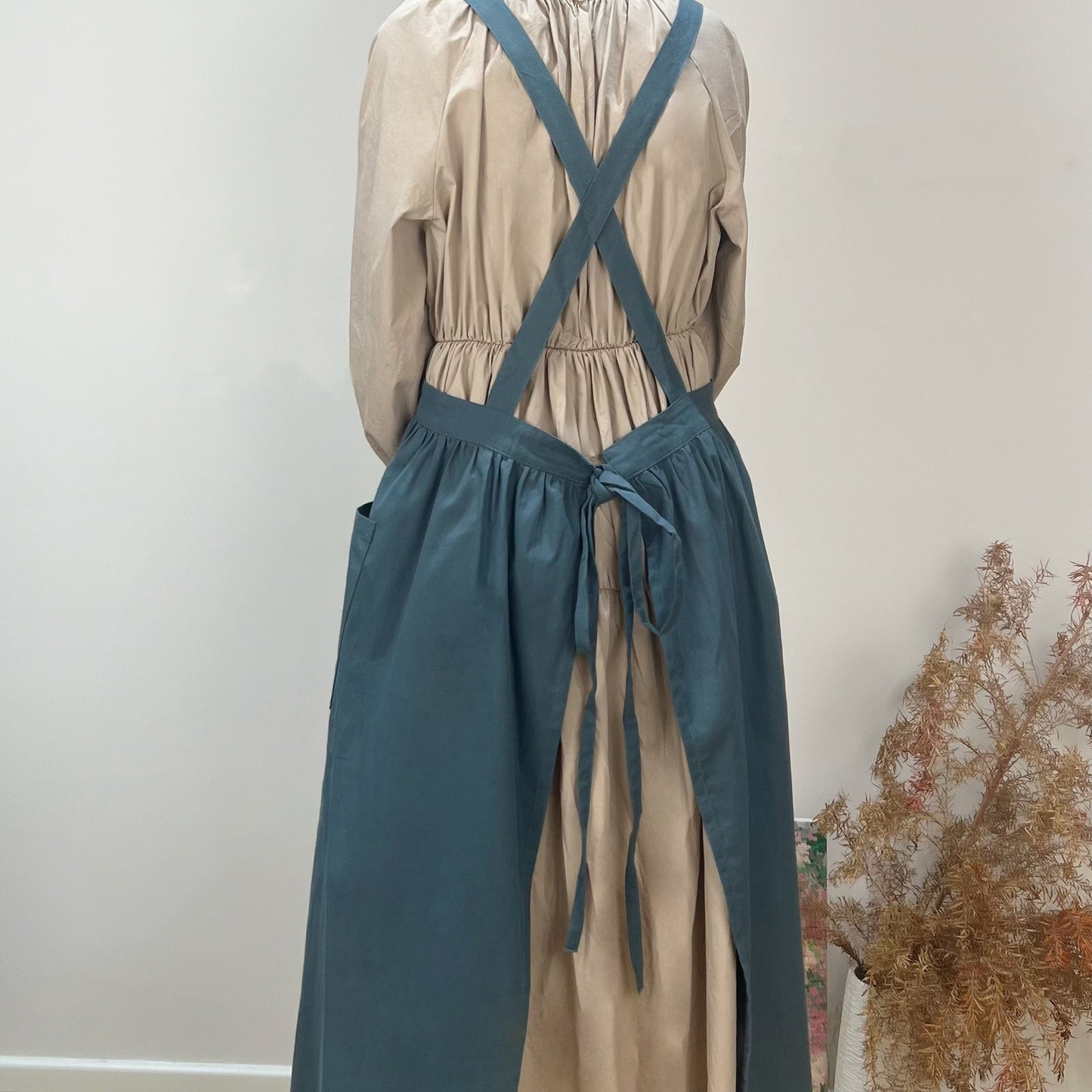 Grey Cotton Waterproof Artisan Apron - 100x85cm, Stylish Cross-Back Design, Ideal for Kitchen & Floral Work